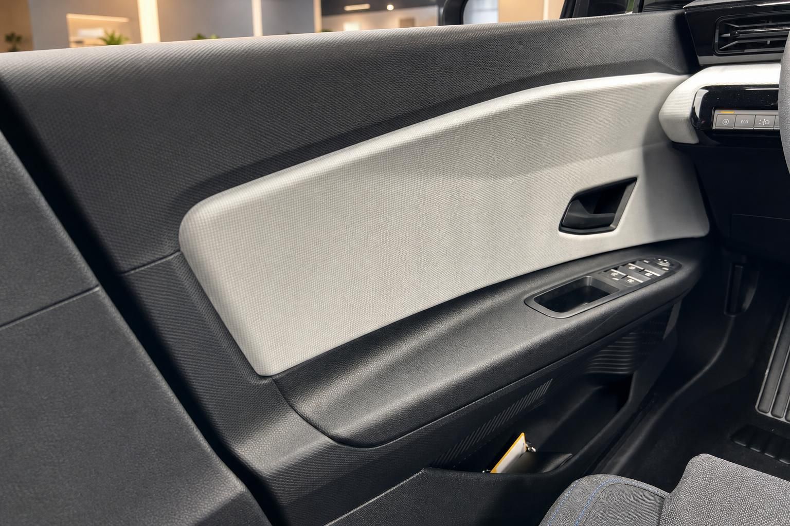 Fahrzeug Türverkleidung Detail mit Fensterheberschaltern und Materialien