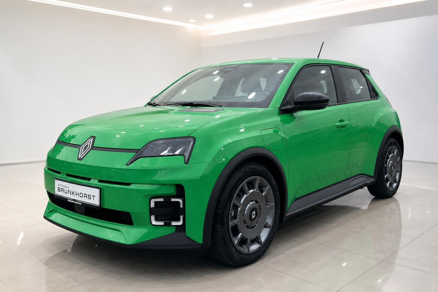 Grüner Renault 5 E-Tech Elektroauto Seitenansicht - kompakter Kleinwagen im Autohaus Brunkhorst