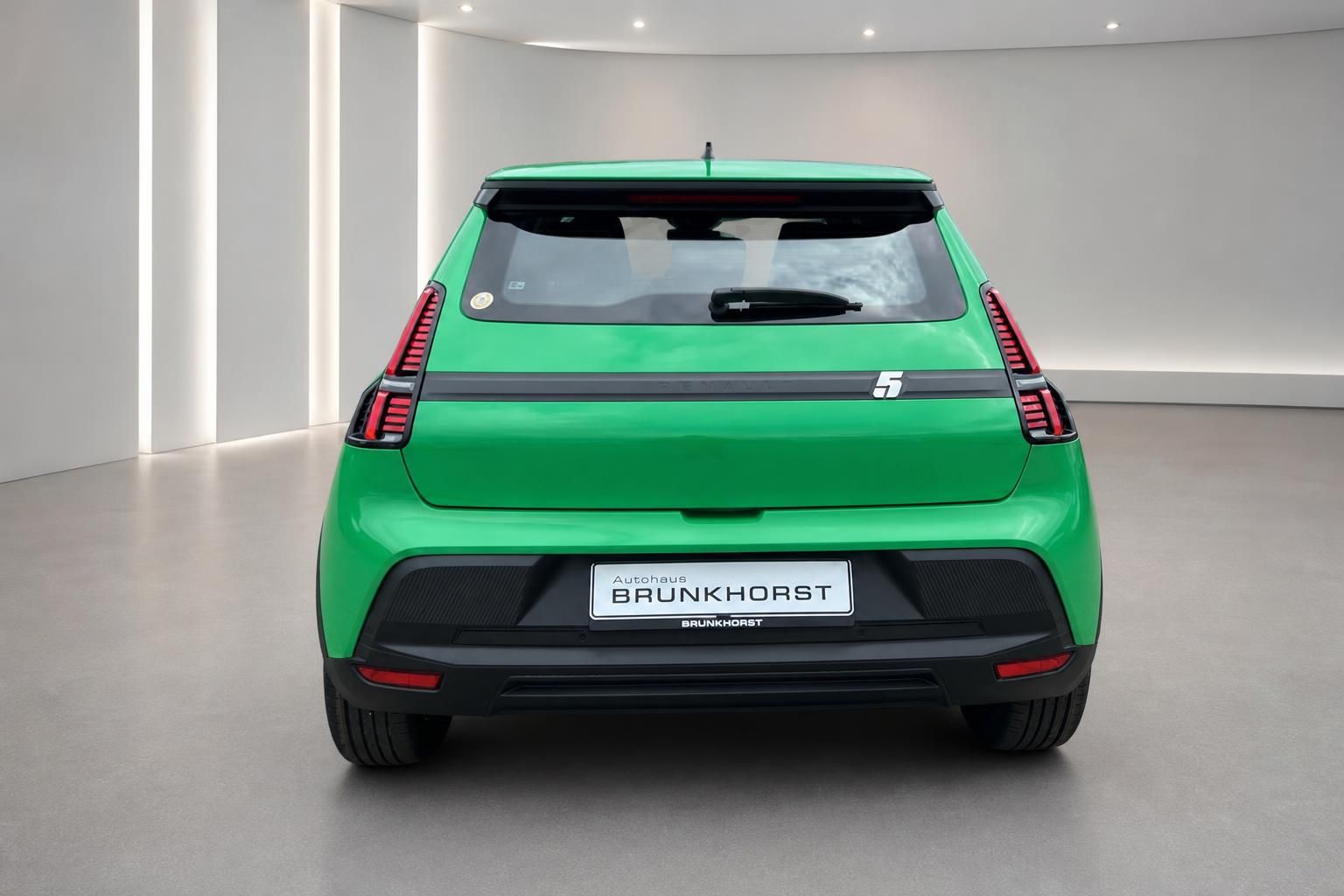 Grüner Renault 5 Elektroauto Heckansicht mit Autohaus Brunkhorst Kennzeichen - moderne Rückleuchten
