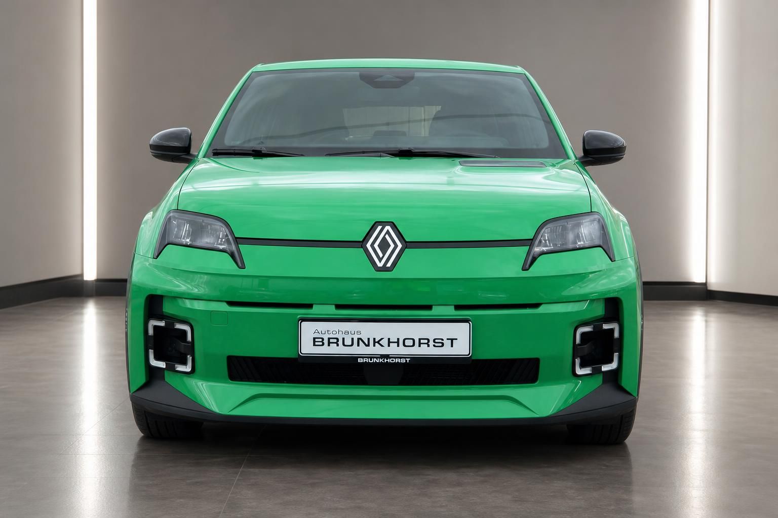Grüner Renault 5 Elektroauto Frontansicht mit Autohaus Brunkhorst Kennzeichen - LED-Scheinwerfer