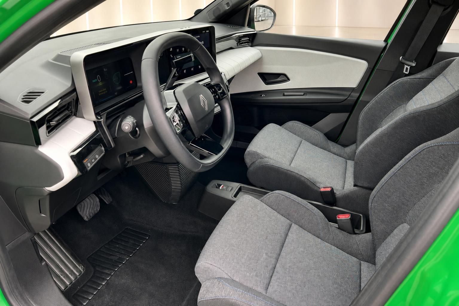 Grüner Renault 5 Innenraum mit modernem Cockpit und grauen Stoffsitzen - Elektroauto Autohaus Brunkhors