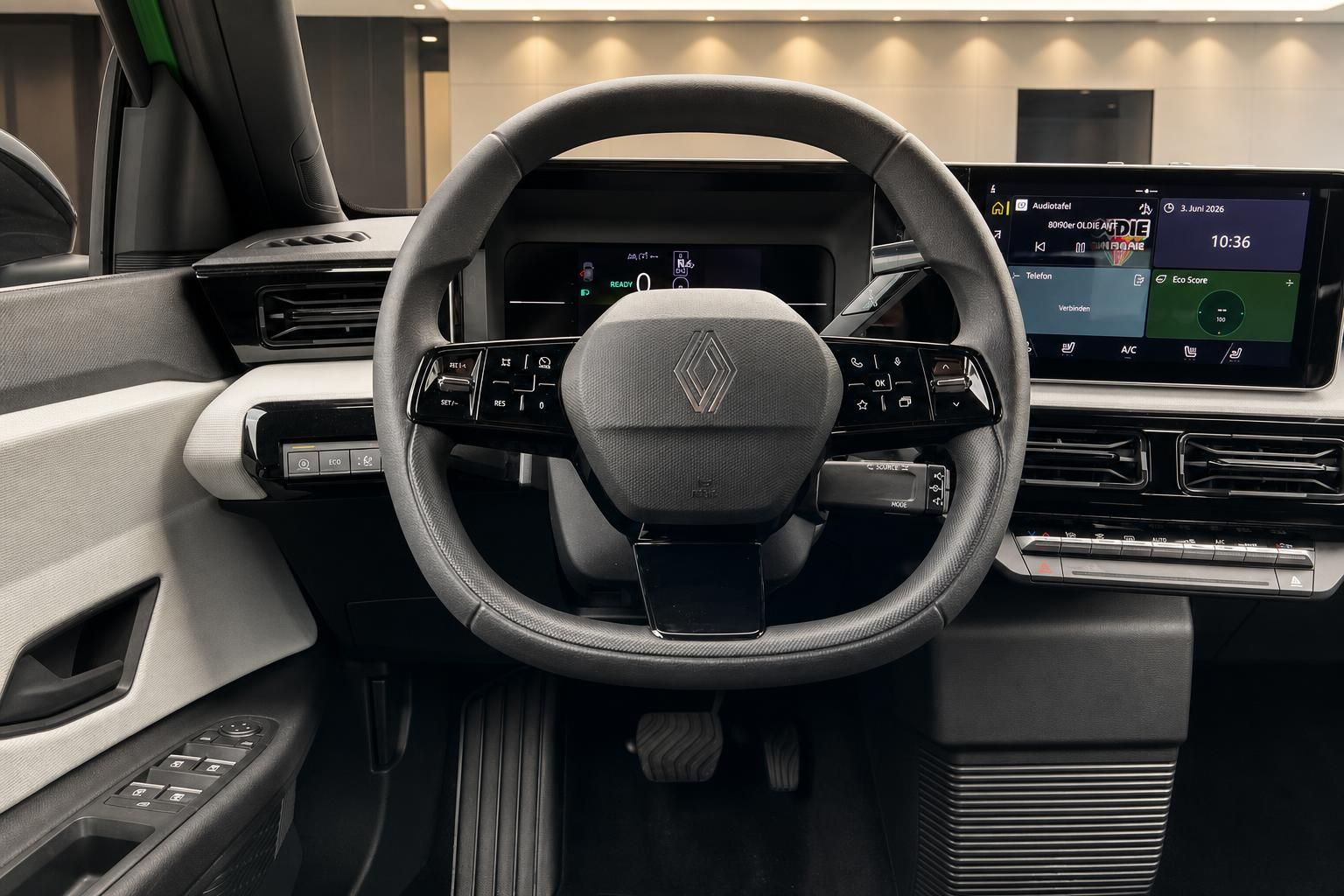 Renault Fahrzeug Cockpit Innenraum mit Lenkrad und Touchscreen Display