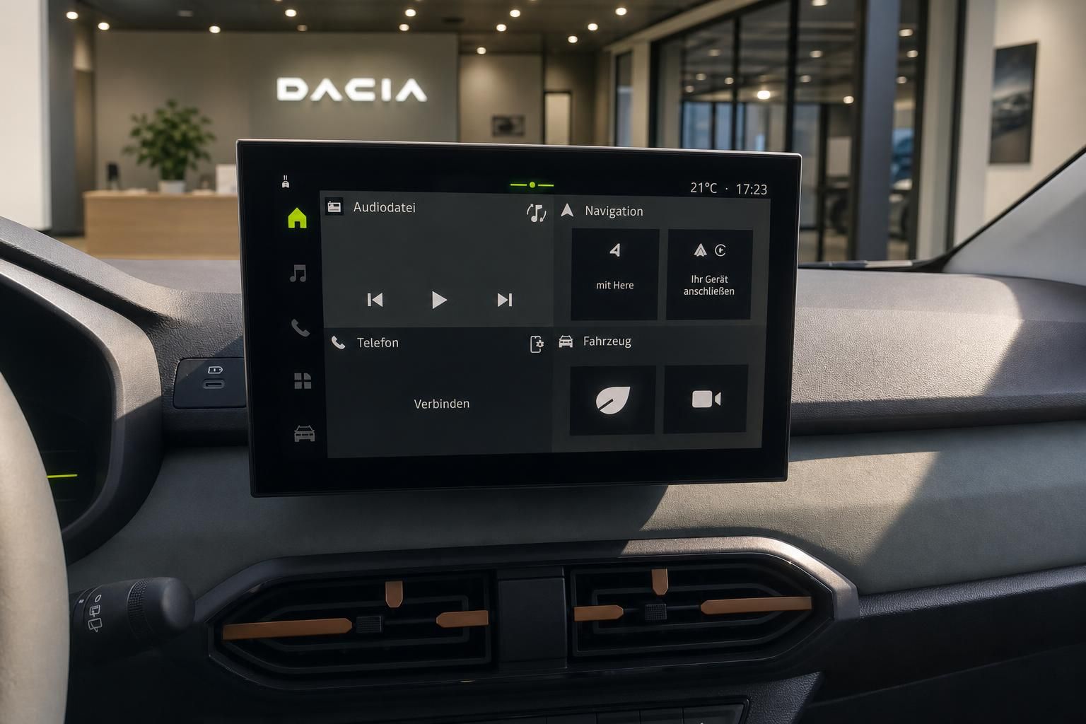 Dacia Infotainment-Touchscreen mit Navigationssystem und Medienmenü im Fahrzeuginnenraum