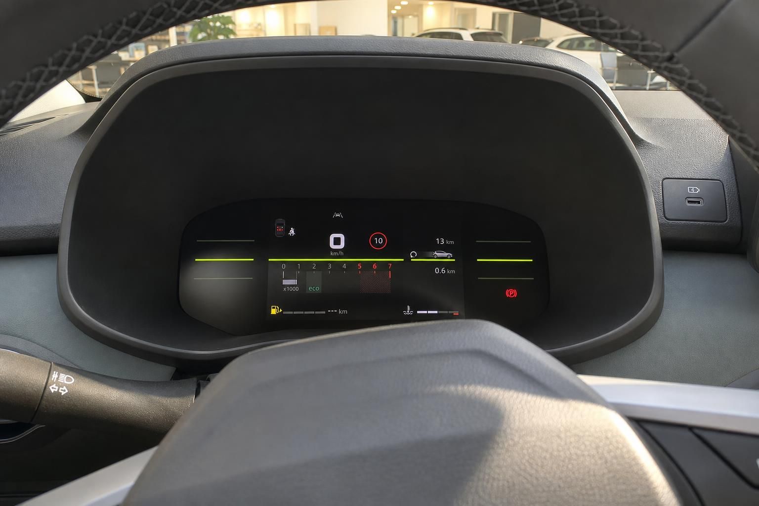 Digitales Kombiinstrument Innenraum Fahrzeug mit Drehzahlmesser und Navigationsdisplay