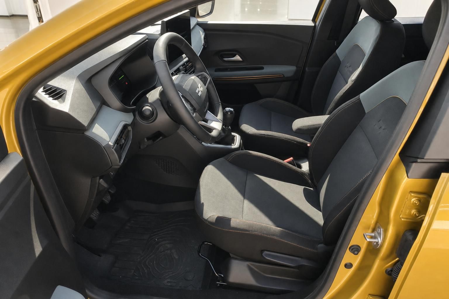 Dacia Sandero Stepway Innenraum Fahrersitz und Beifahrersitz mit Schaltgetriebe