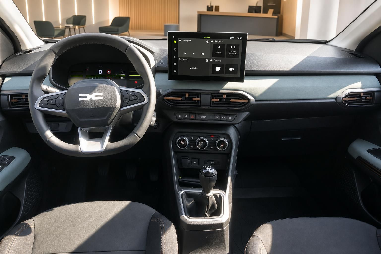 Dacia Sandero Stepway Innenraum mit Touchscreen, Lenkrad und Schaltgetriebe