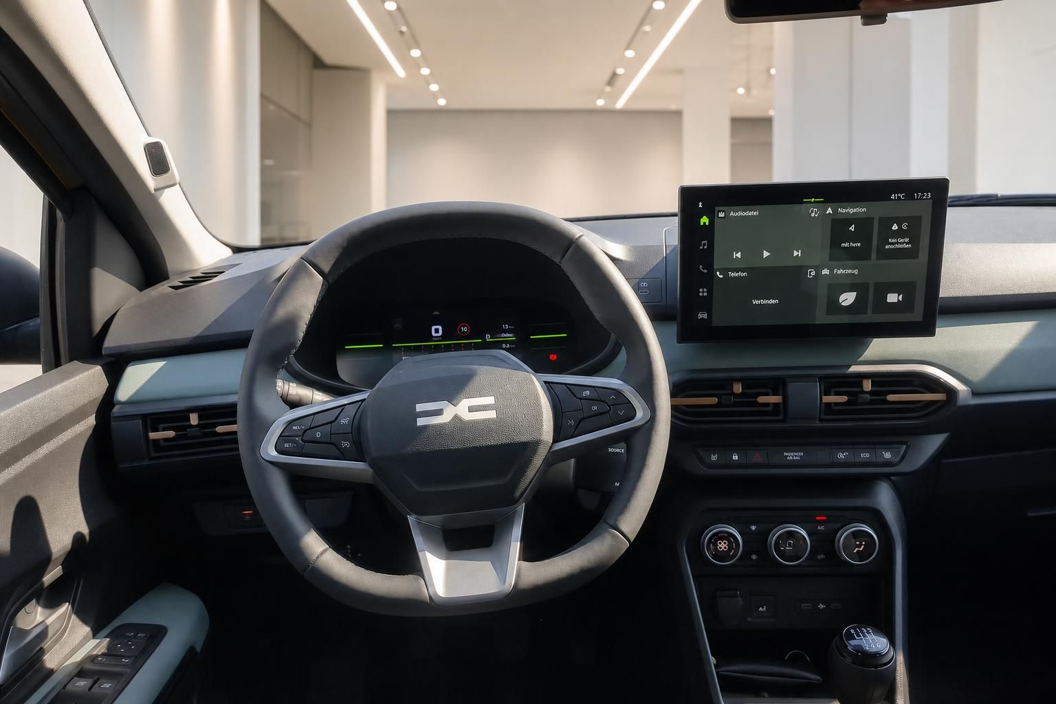 Dacia Innenraum Cockpit mit Lenkrad, Digitaldisplay und Infotainment-Touchscreen