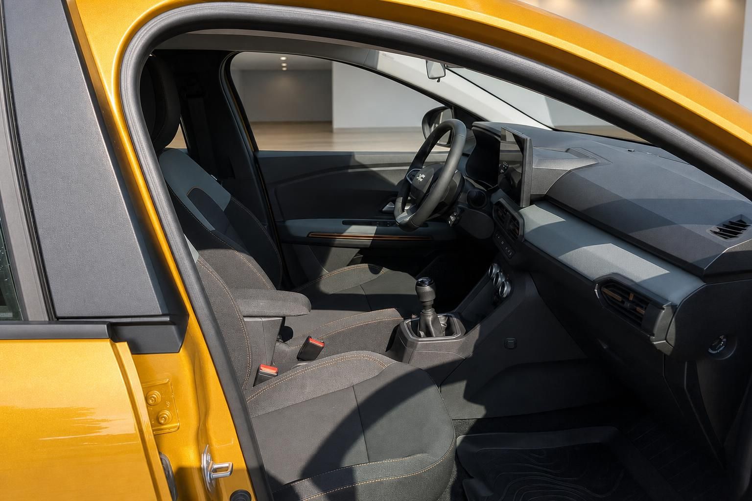 Dacia Fahrzeuginnenraum gelb, Fahrersitz, Schaltgetriebe, Lenkrad und Armaturenbrett