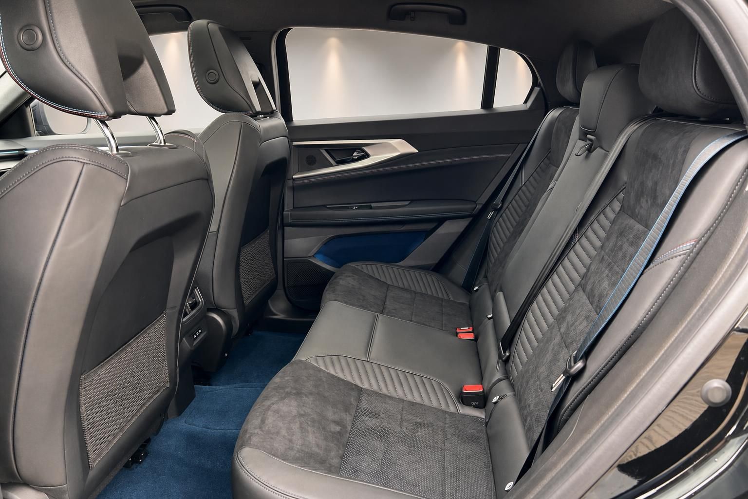 Renault Rücksitzbank mit schwarzem Leder und Alcantara-Besatz im Detail