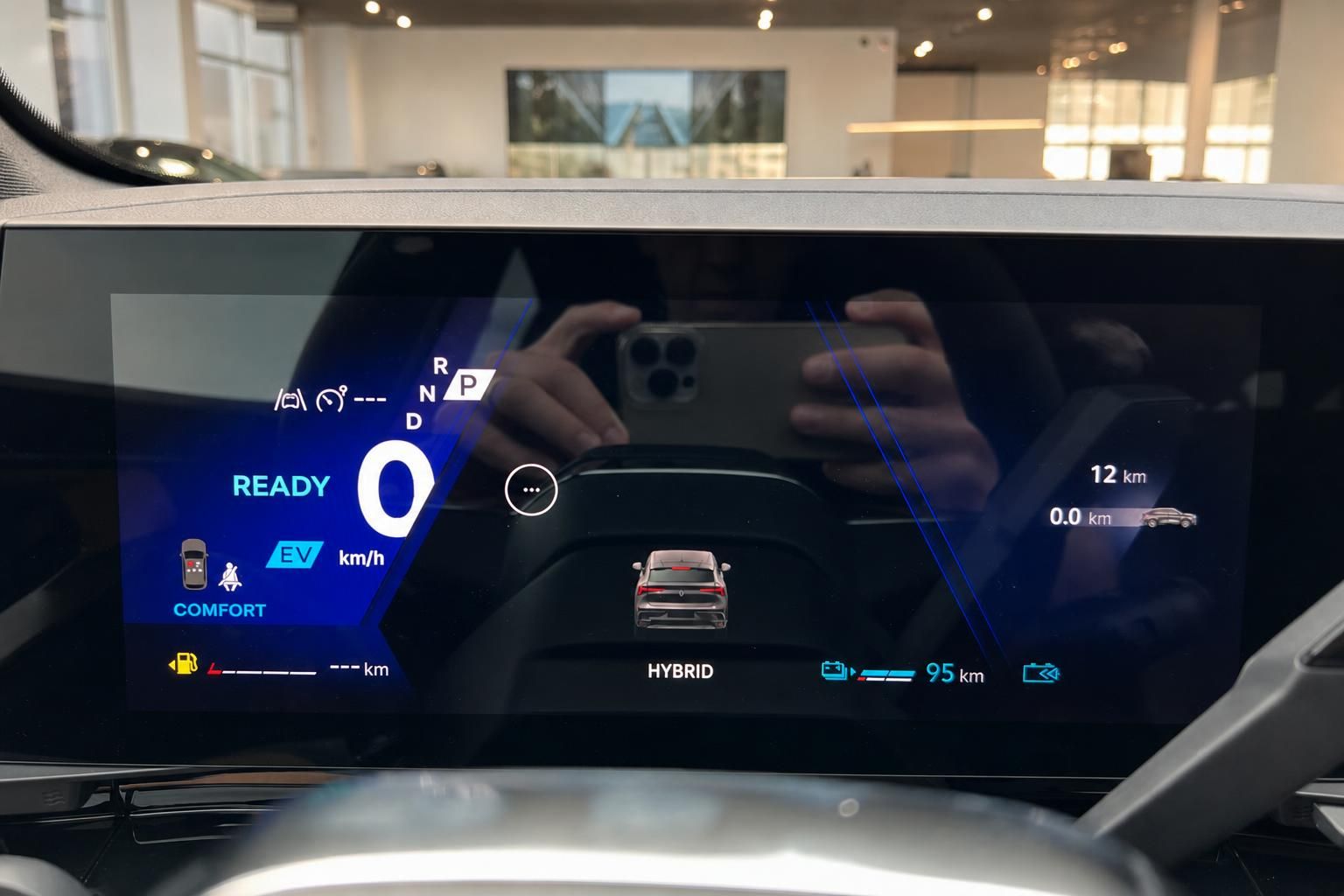 Digitales Kombiinstrument mit Hybrid-Anzeige und Ladestand im Fahrzeug