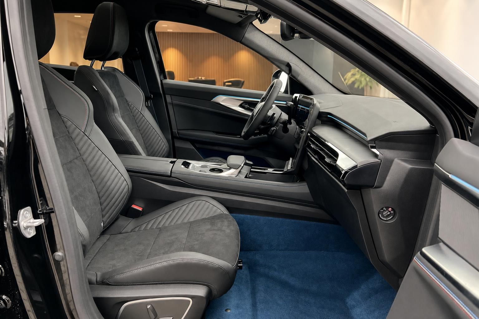 Renault Interieur Vordersitze mit schwarzem Leder und blauem Teppich