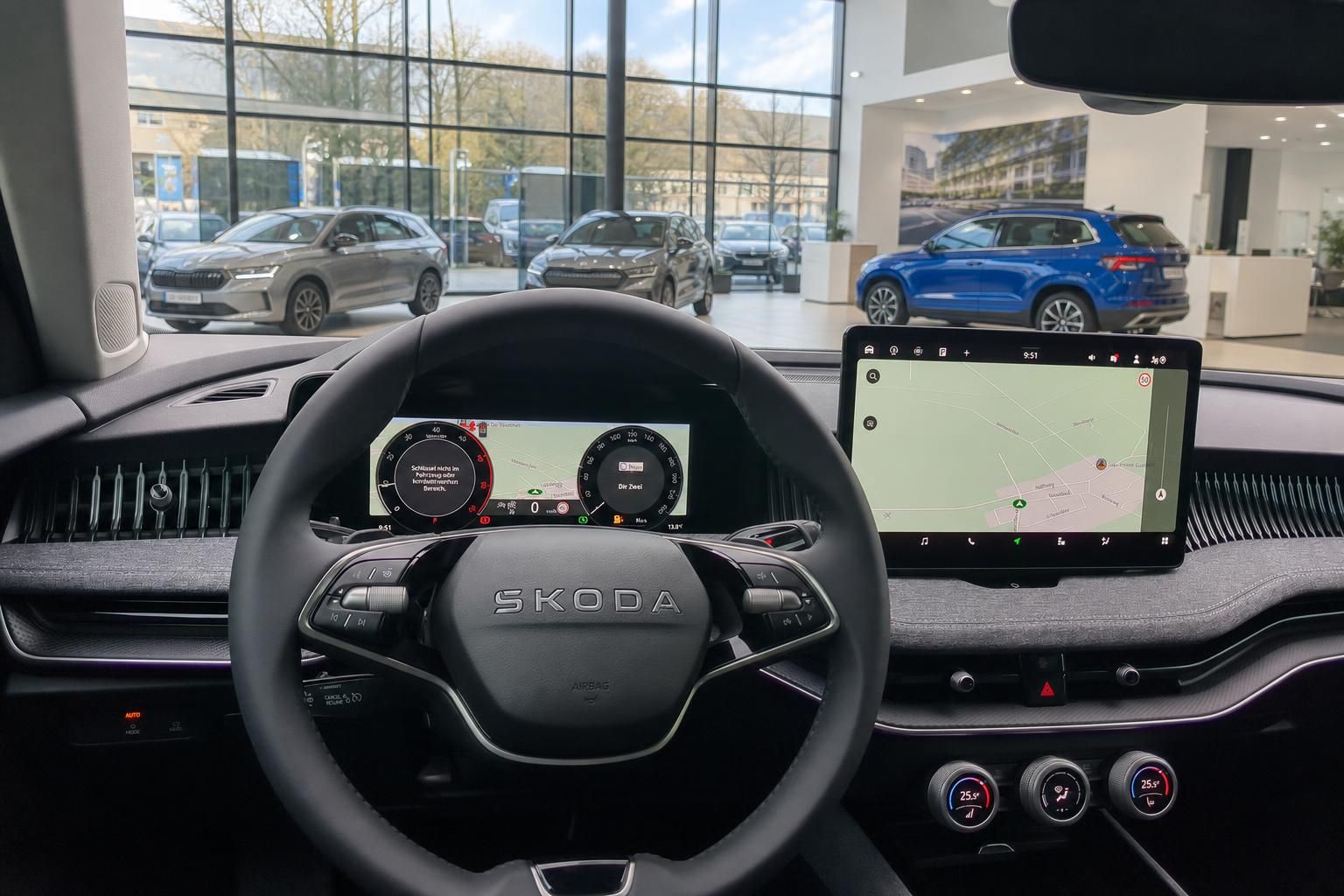 Škoda Innenraum mit digitalem Cockpit, Lenkrad und Navigationssystem im Autohaus