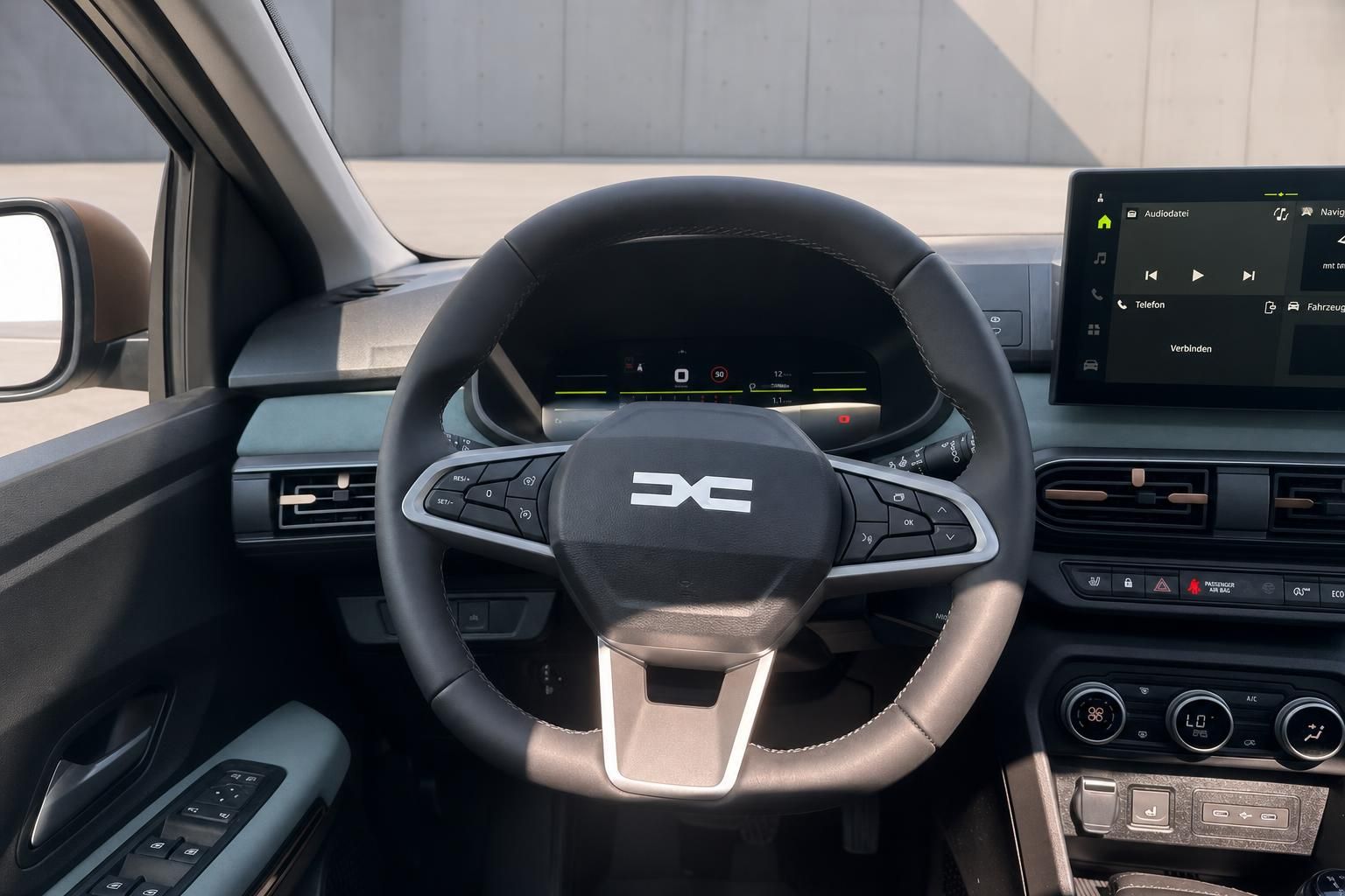 Fahrzeug-Innenraum mit Lenkrad und digitalem Kombiinstrument - Cockpit-Ansicht mit Touchscreen