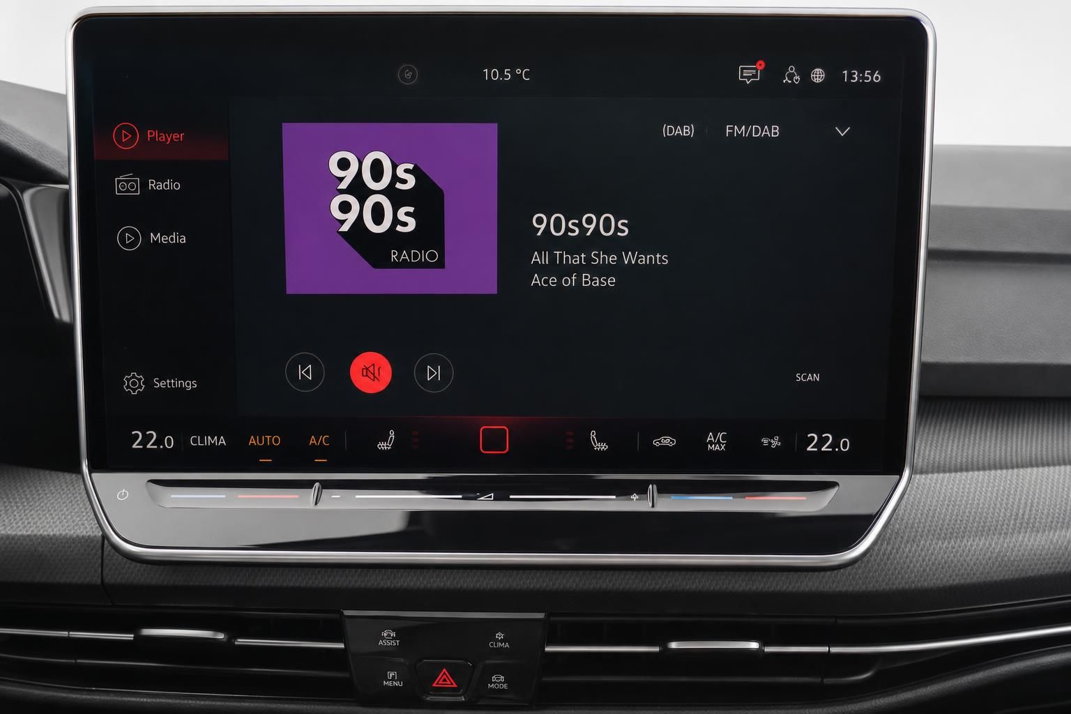 Infotainment-Display mit Radio und Klimasteuerung im Fahrzeug