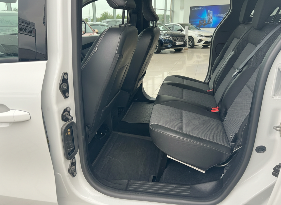 Fahrzeug Innenraum Rücksitzbereich mit schwarzen Ledersitzen und geöffneter Schiebetür im Autohaus