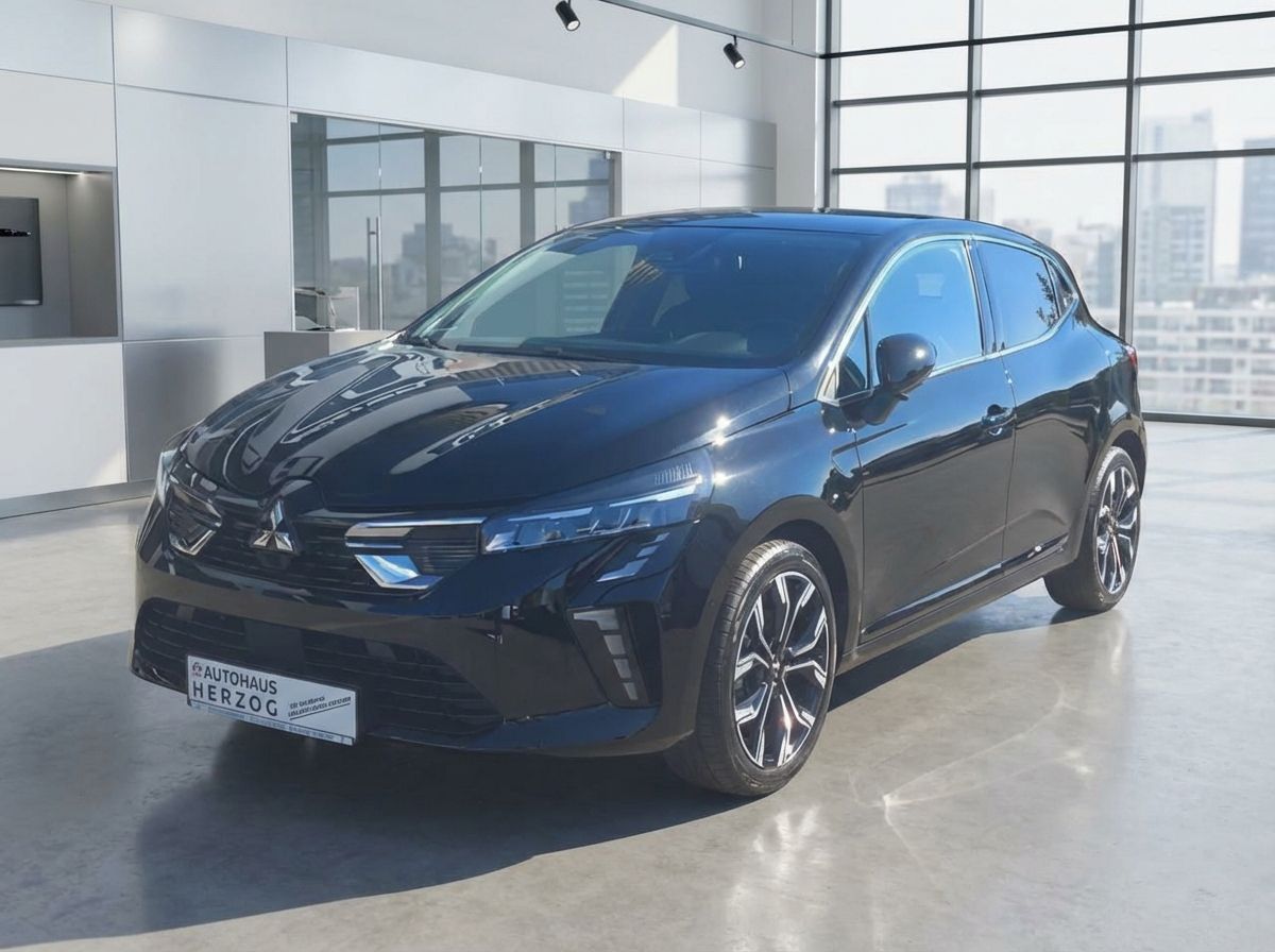 Schwarzer Mitsubishi Colt Schrägheck in modernem Autohaus-Showroom