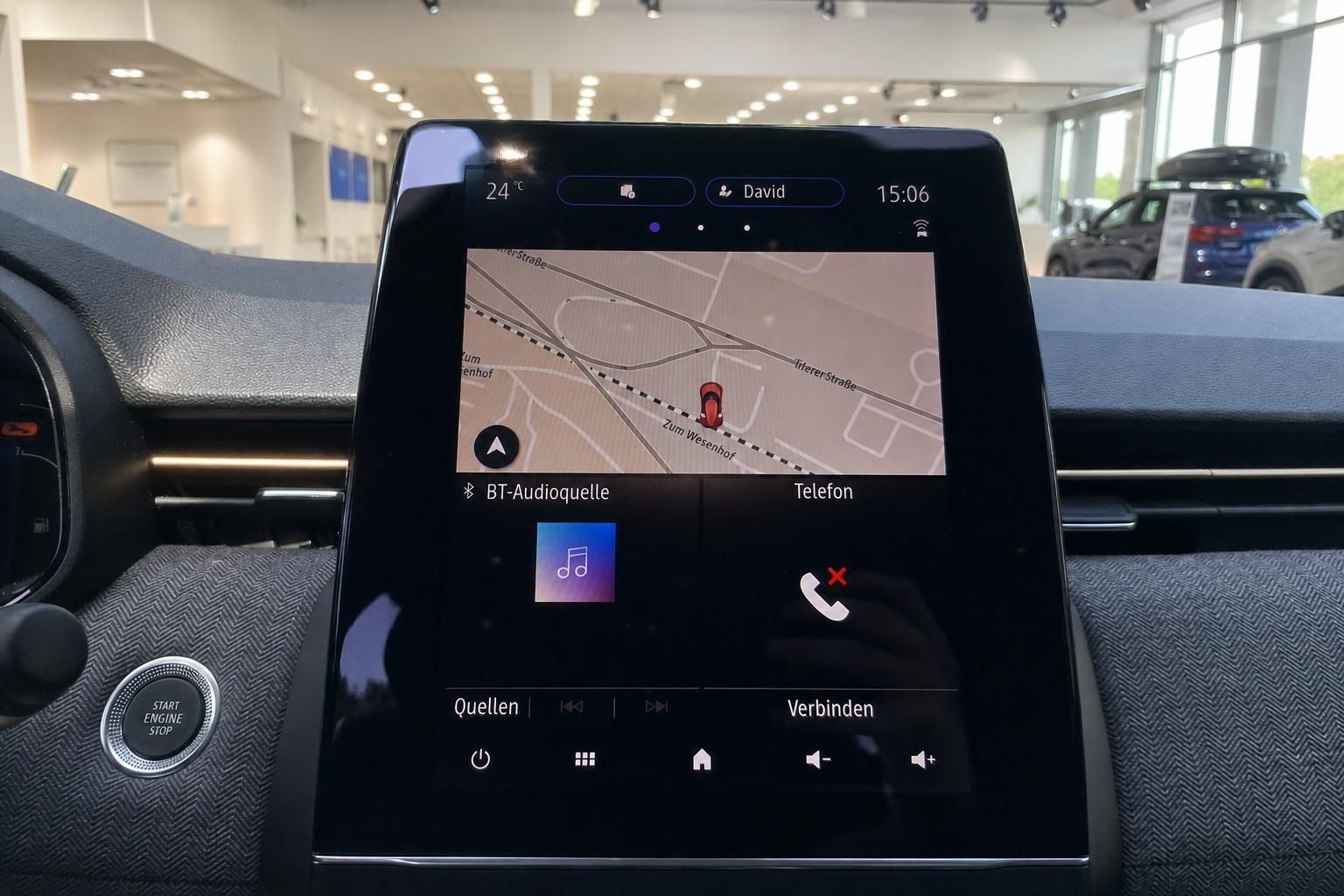 Navigationssystem und Multimedia-Display im Renault Cockpit