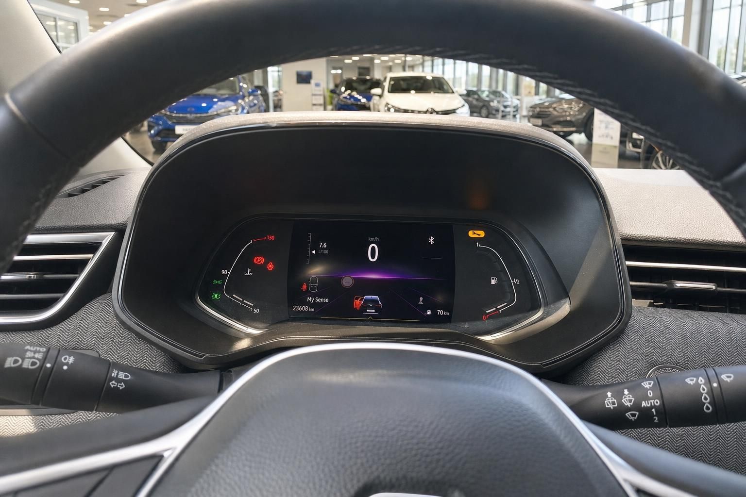 Digitales Kombiinstrument mit Tachoanzeige im Renault Innenraum