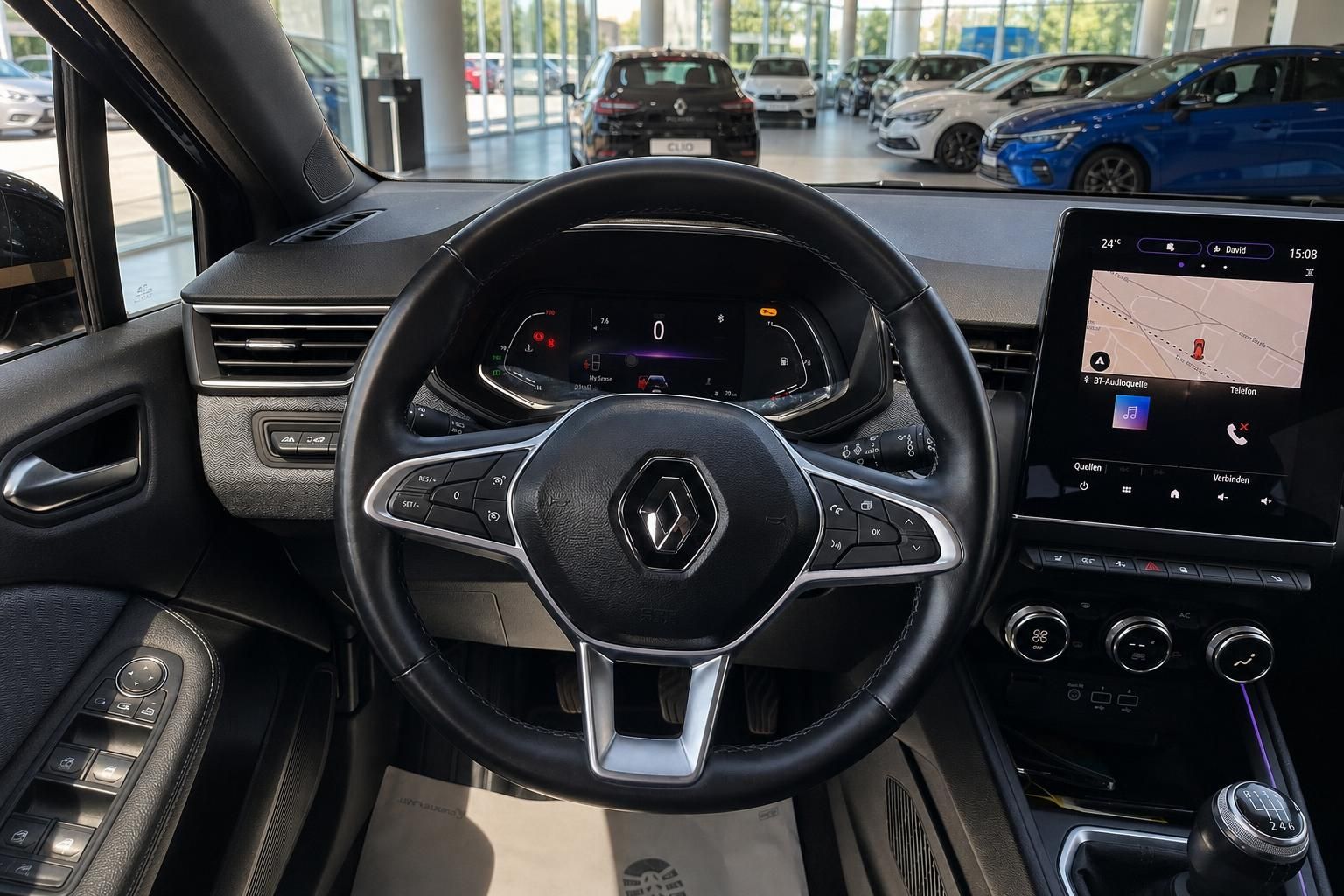 Lenkrad und Cockpit mit Touchscreen im Renault Clio Innenraum