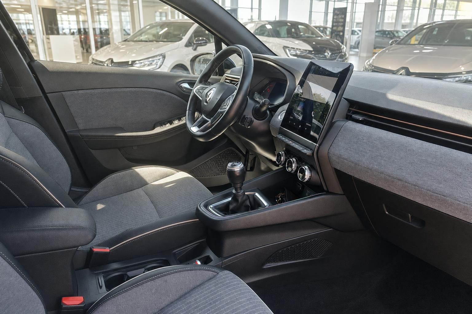 Cockpit und Mittelkonsole im Renault Innenraum mit Schaltknauf