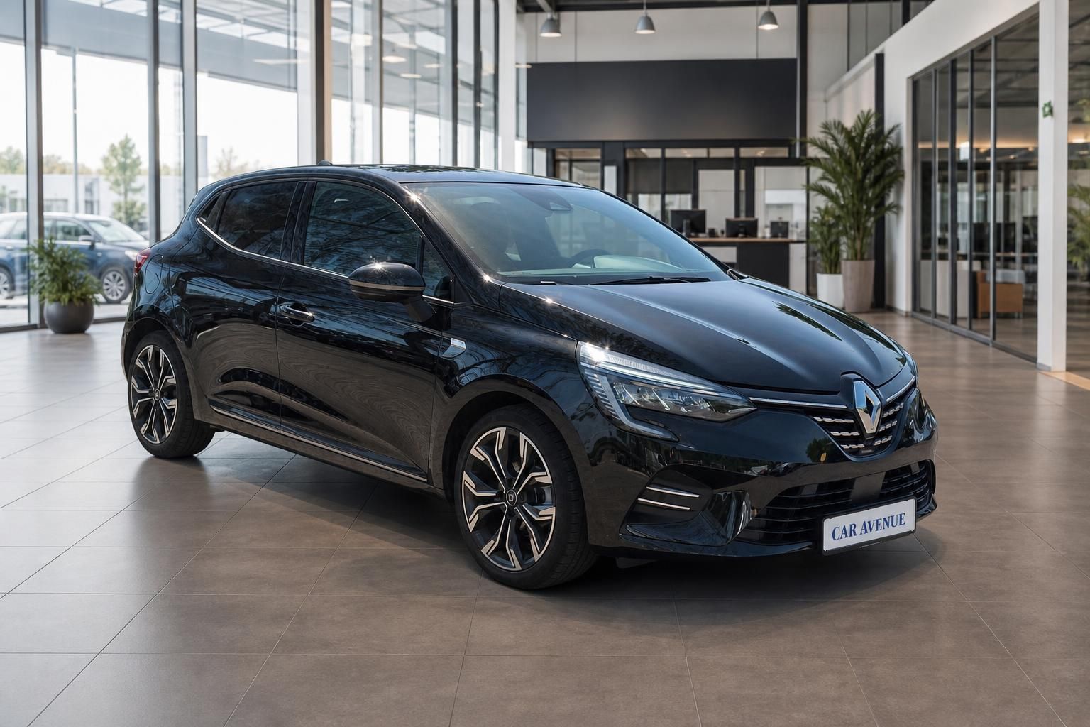 Renault Clio schwarz Frontansicht Dreiviertelperspektive Showroom