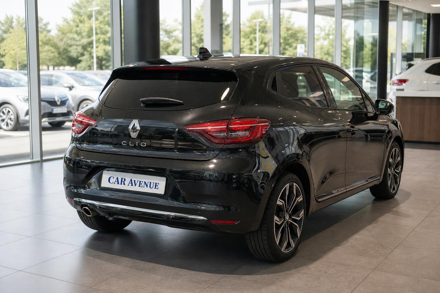 Renault Clio schwarz Heckansicht seitlich im Showroom