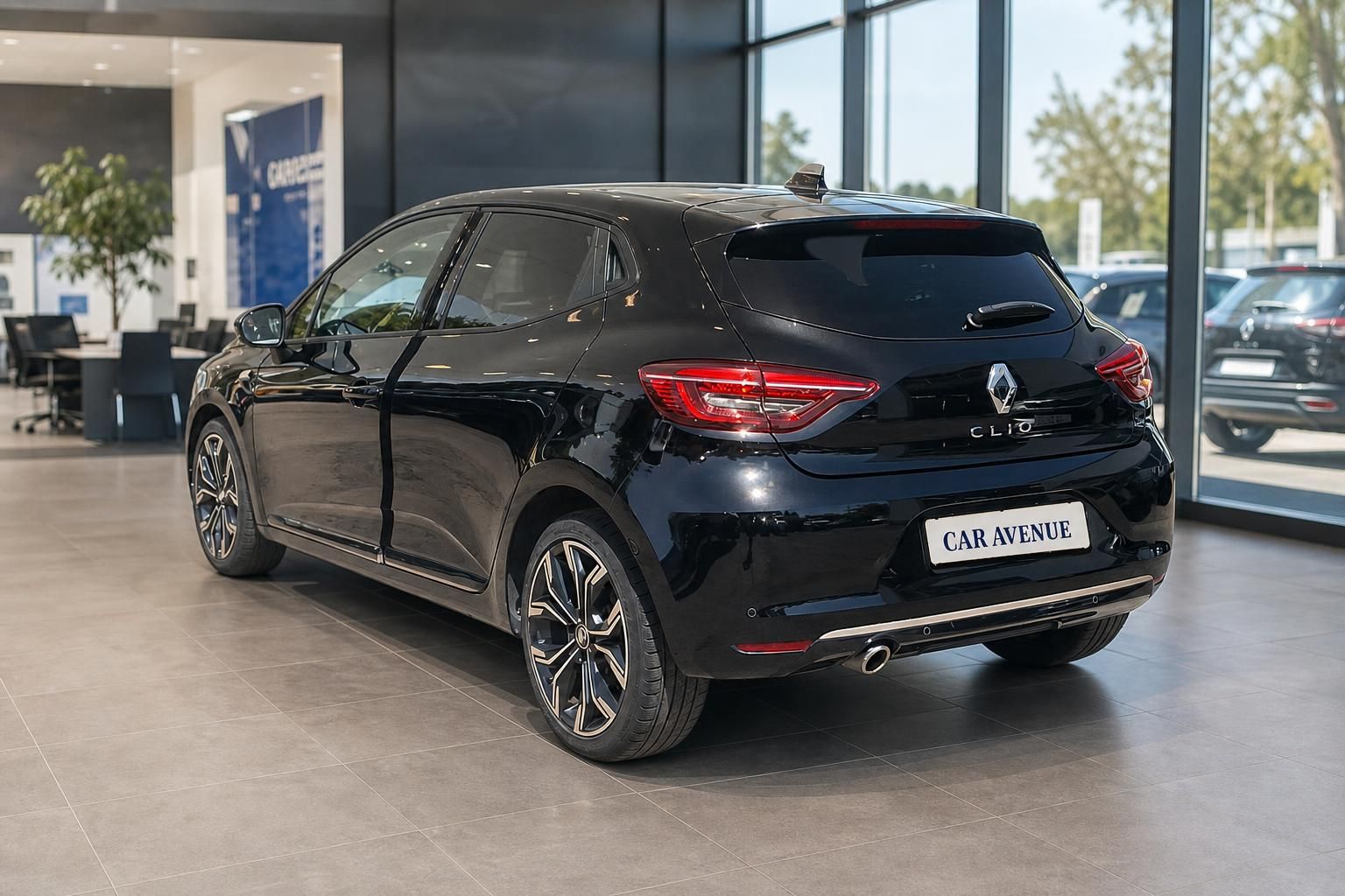 Renault Clio schwarz Heckansicht im Autohaus Showroom