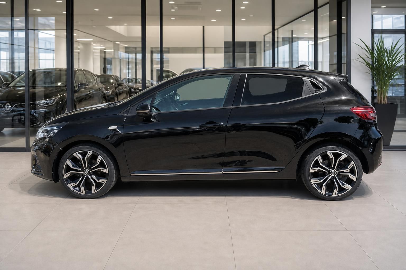 Renault Clio schwarz Seitenansicht komplett im Autohaus