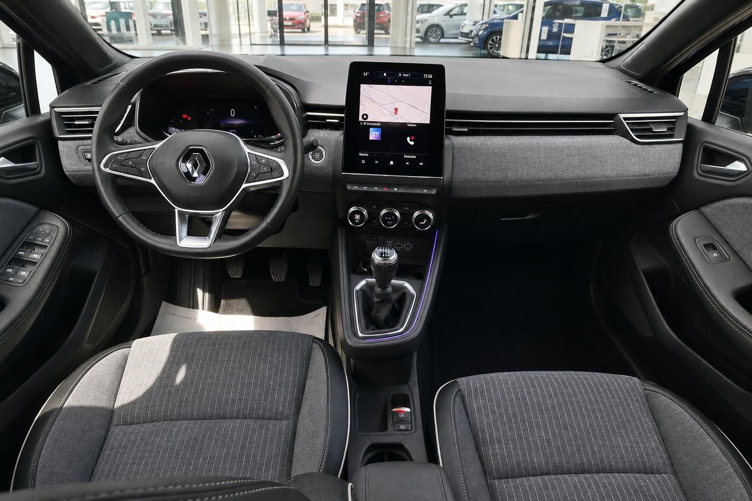 Renault Cockpit mit Lenkrad und Navigationsdisplay