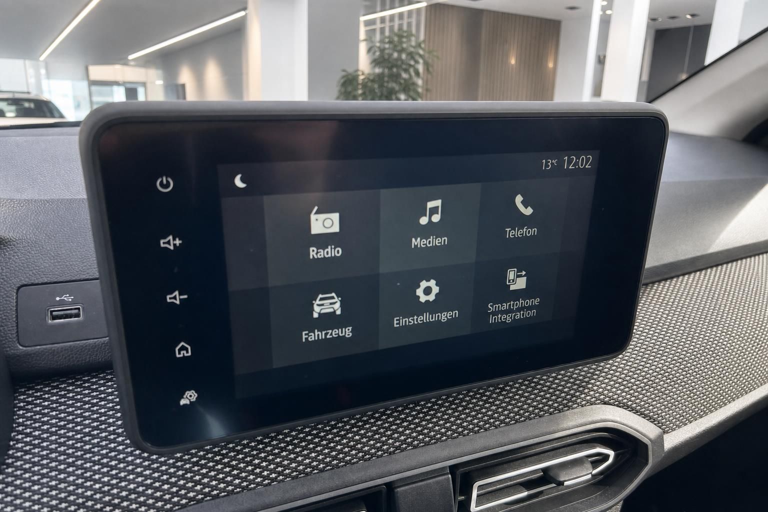 Dacia Infotainment-System Touchscreen mit Hauptmenü Radio Medien Telefon Einstellungen