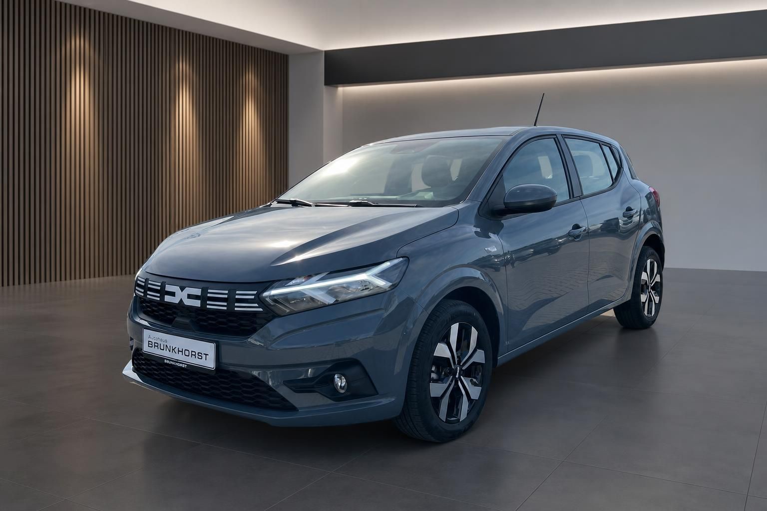 Dacia Sandero grauer Kompaktwagen Seitenansicht mit modernem Design im Autohaus Brunkhorst