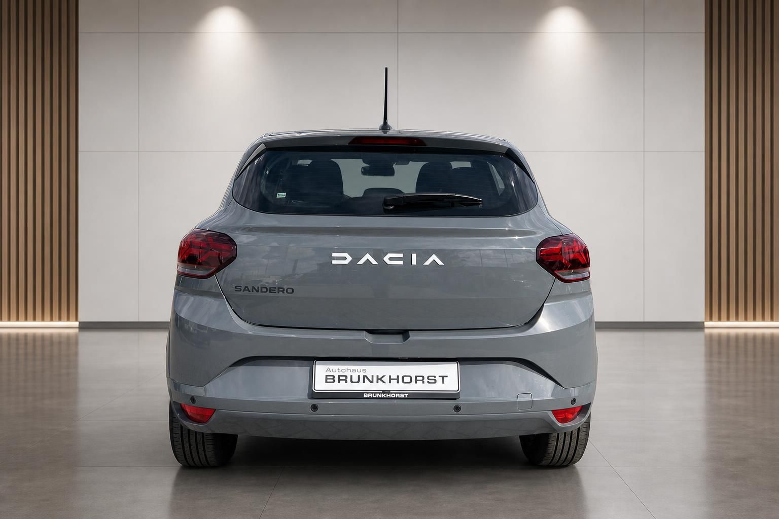 Dacia Sandero grauer Kleinwagen Heckansicht im Autohaus Brunkhorst Showroom