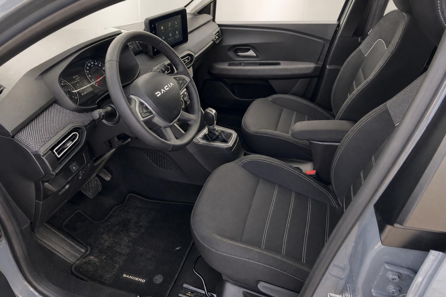 Dacia Sandero Fahrersitz Innenraum mit grauer Stoffausstattung und manueller Schaltung
