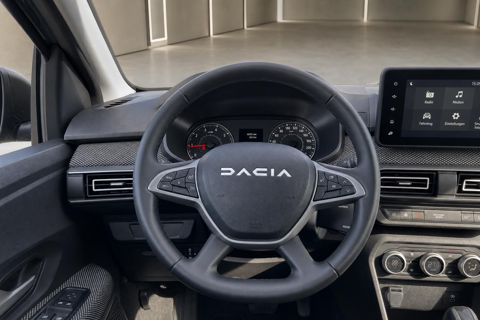 Dacia Cockpit Lenkrad mit Logo Tacho und Infotainment-Display im Innenraum
