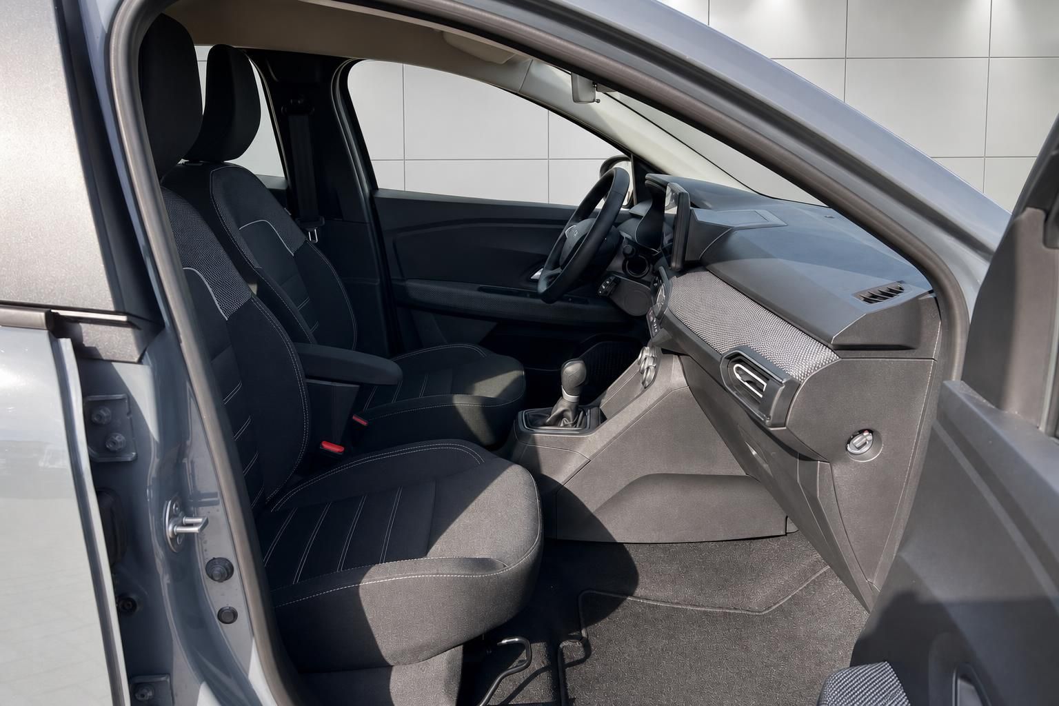 Dacia Fahrgastraum Beifahrerseite mit dunklen Sitzen und Armaturenbrett