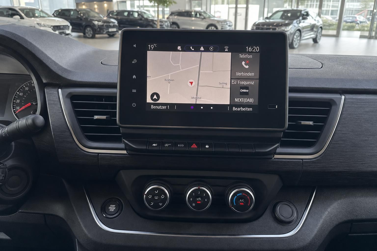 Fahrzeug Infotainment System mit Navigationskarte und Bedienfeld im Armaturenbrett
