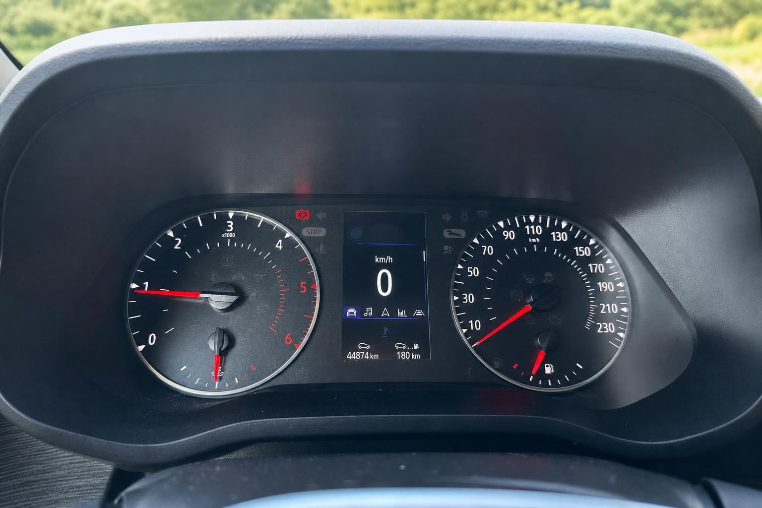 Fahrzeug Armaturenbrett mit Tachometer und Geschwindigkeitsanzeige - Detailaufnahme Cockpit