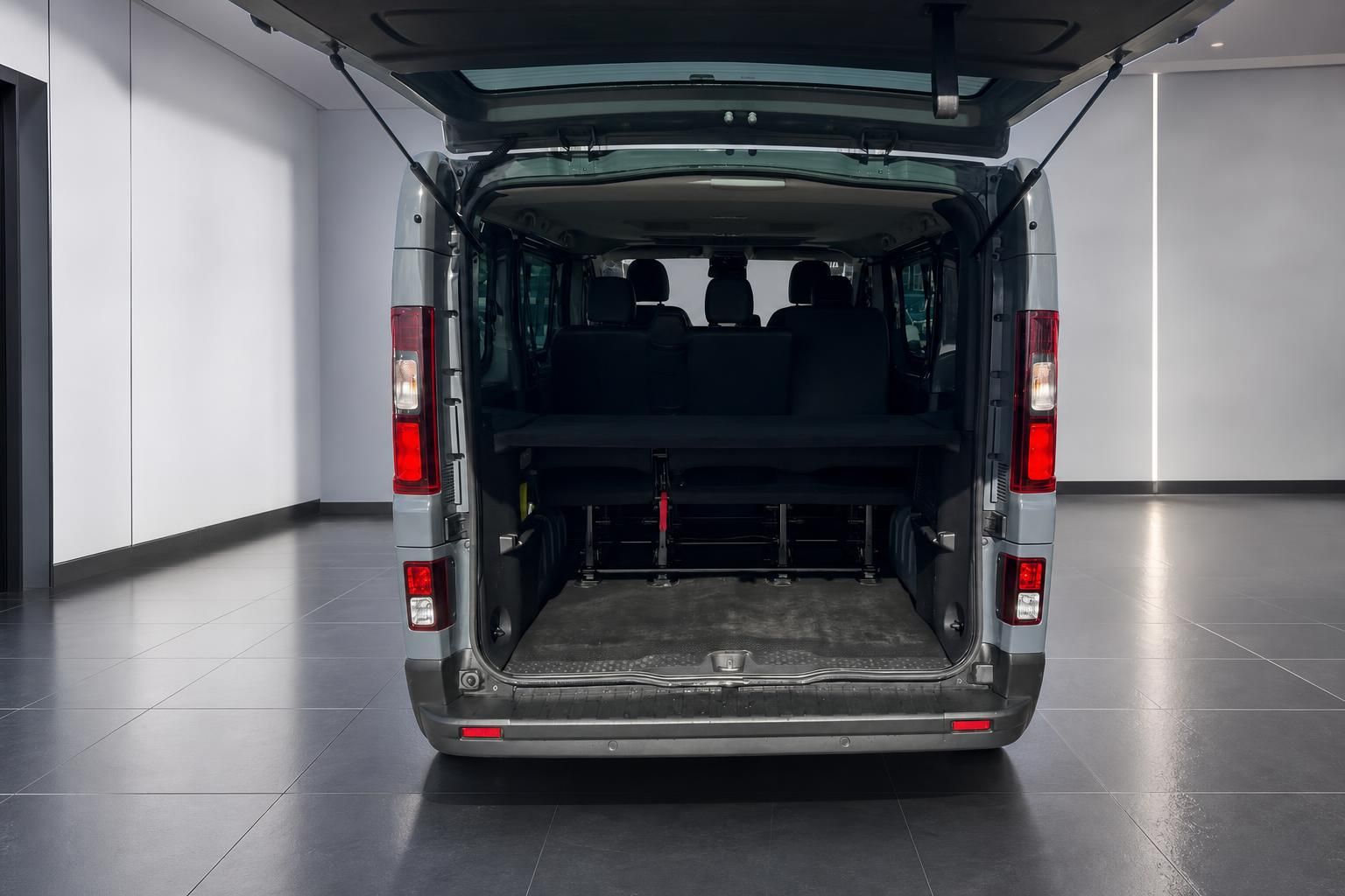 Transporter Laderaum mit geöffneter Heckklappe - Blick in den Innenraum eines Nutzfahrzeugs