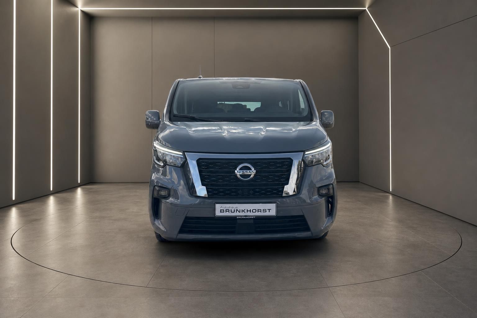 Nissan Primastar Frontansicht grau metallic Kühlergrill LED-Scheinwerfer Autohaus
