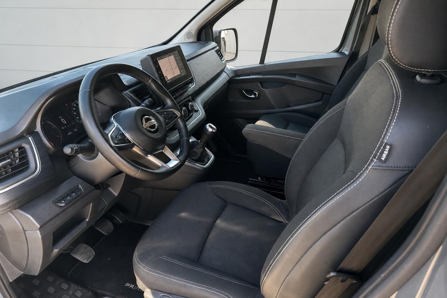 Nissan Primastar Innenraum Cockpit schwarze Sitze Lenkrad Touchscreen Armaturenbrett