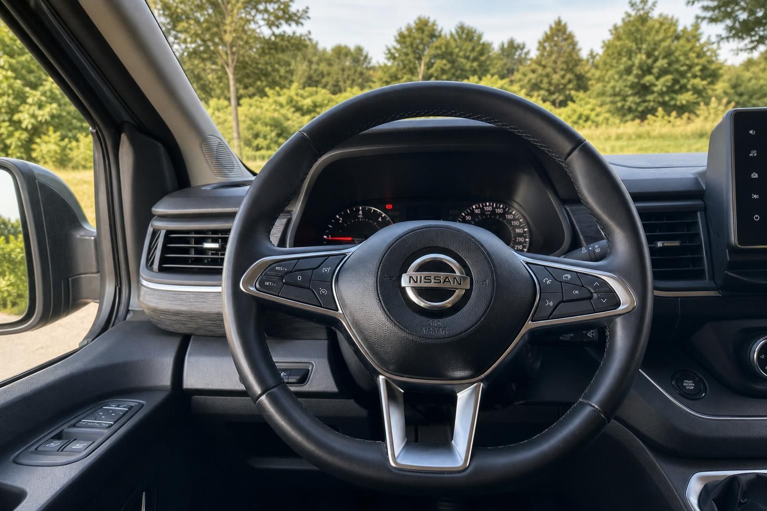 Nissan Fahrzeug Innenraum mit schwarzem Lenkrad und Armaturenbrett - Cockpit Ansicht