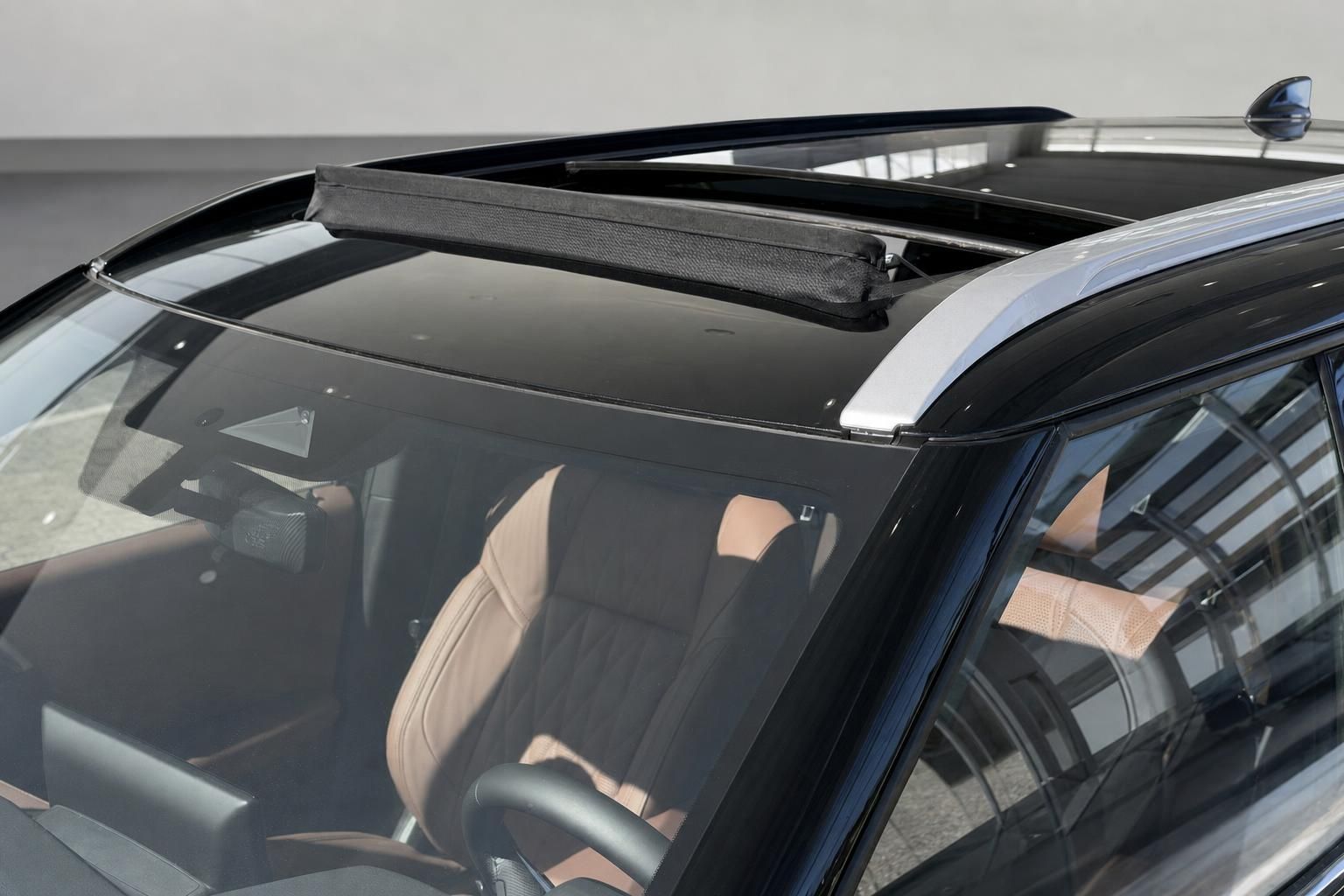 Mitsubishi Outlander PHEV Panorama-Glasdach geöffnet Detailaufnahme von außen