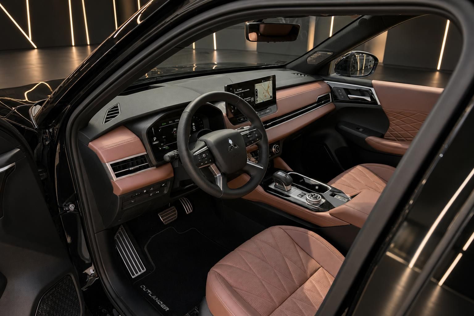 Mitsubishi Outlander Innenraum mit braunem Leder, Lenkrad und Touchscreen-Navigation