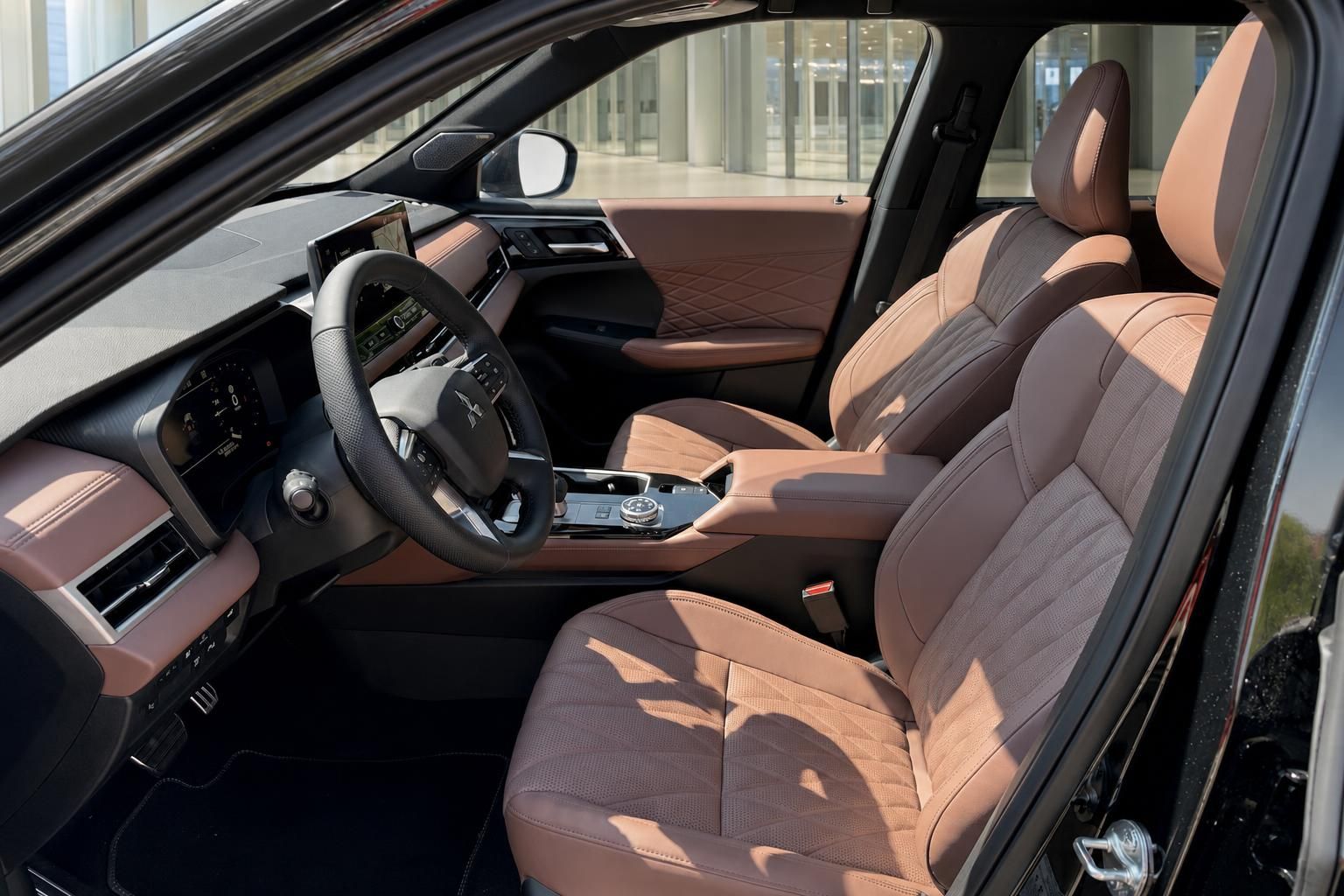 Mitsubishi Outlander Cockpit mit braunen Ledersitzen, Lenkrad und Mittelkonsole