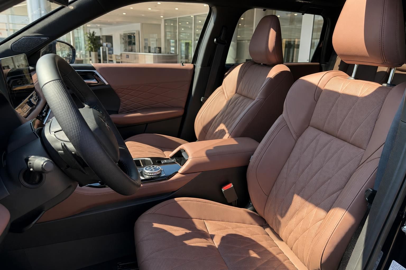 Mitsubishi Outlander Innenraum – braune Ledersitze Vorderreihe mit Mittelkonsole und Lenkrad