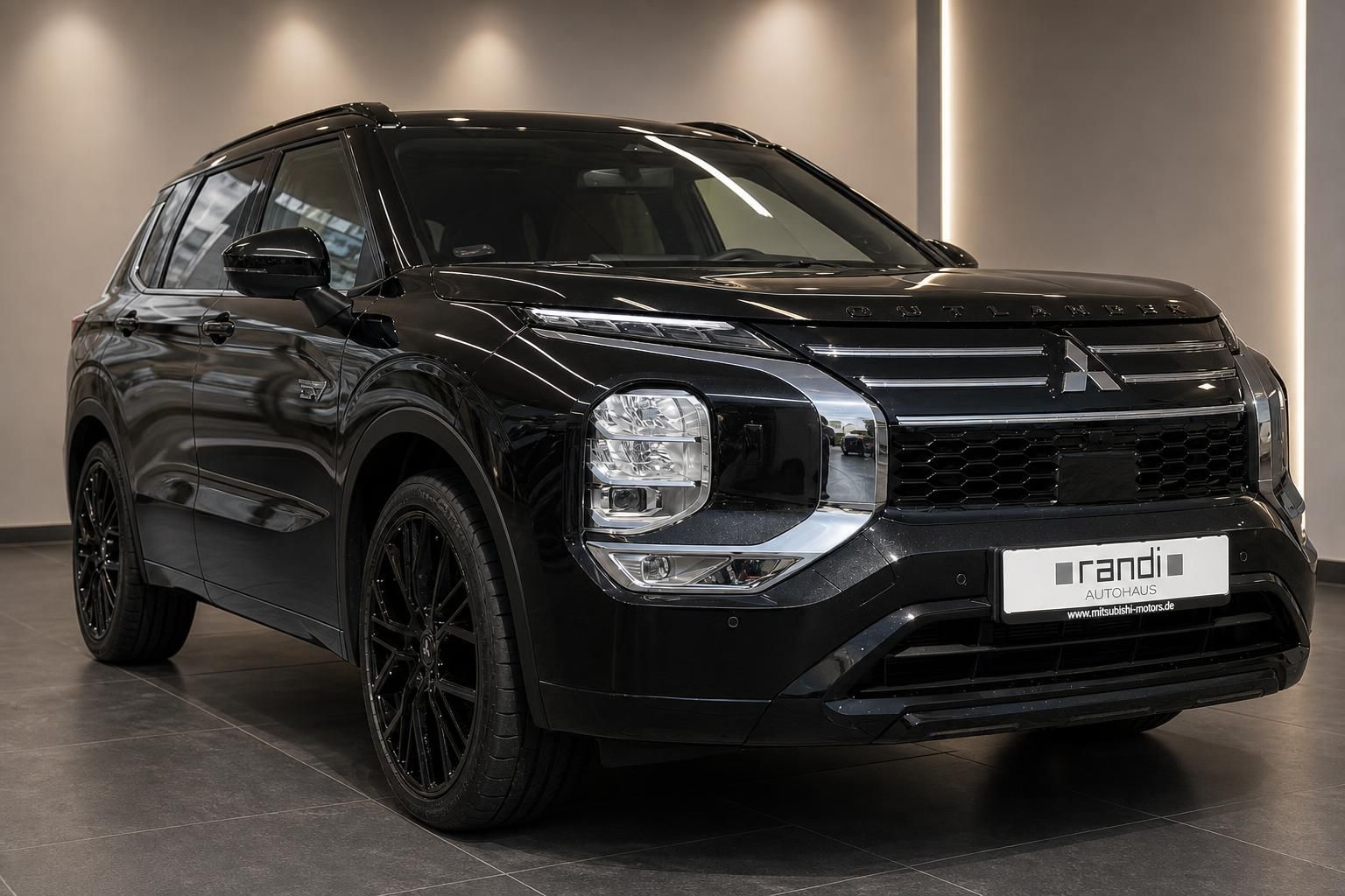 Mitsubishi Outlander PHEV schwarz 3/4-Frontansicht schwarze Felgen im Autohaus