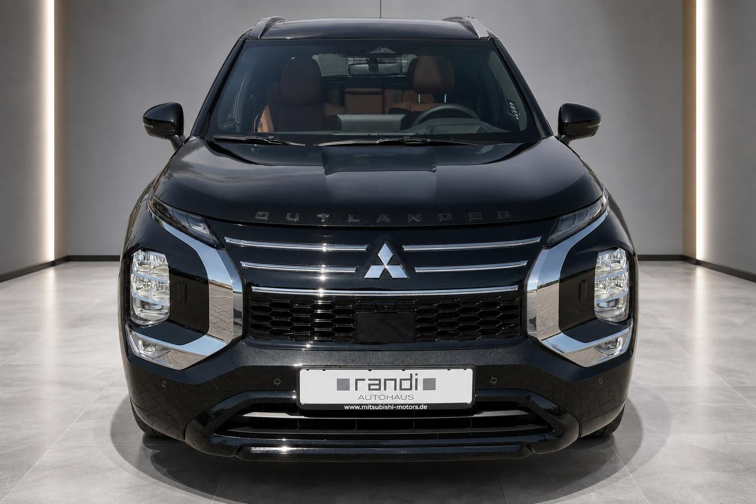 Mitsubishi Outlander schwarz Frontansicht im Showroom – SUV kaufen bei Autohaus Randi