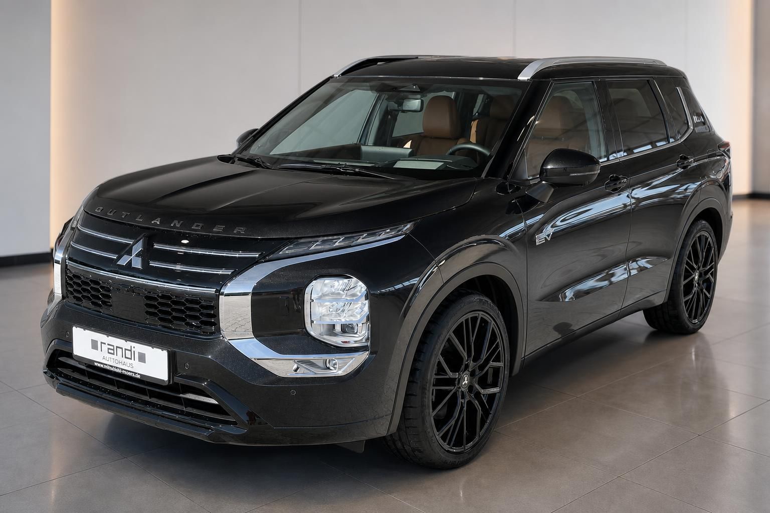 Mitsubishi Outlander PHEV schwarz 3/4-Frontansicht braunes Leder Showroom Autohaus Randi