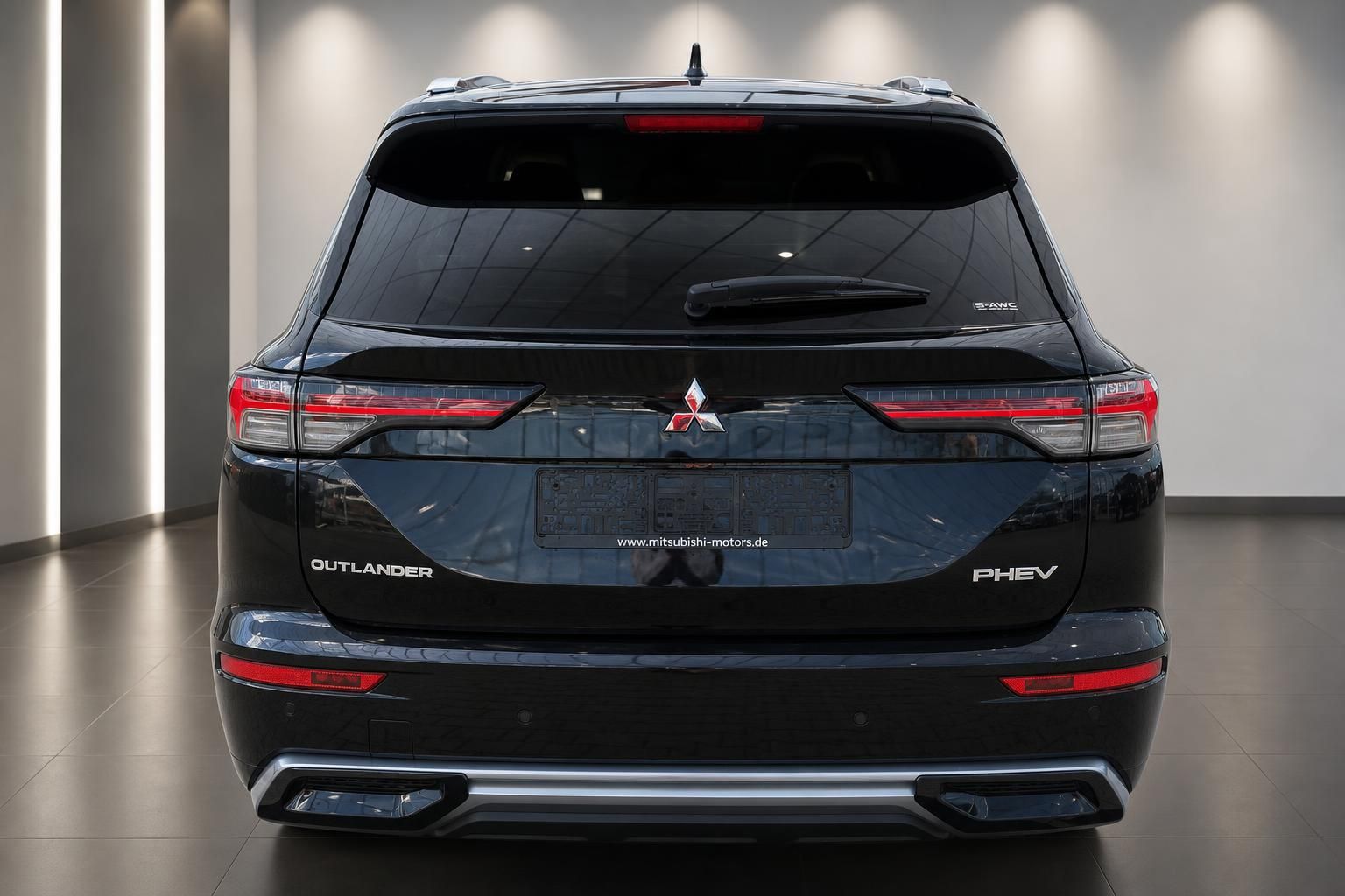 Mitsubishi Outlander PHEV schwarz Heckansicht gerade im Showroom