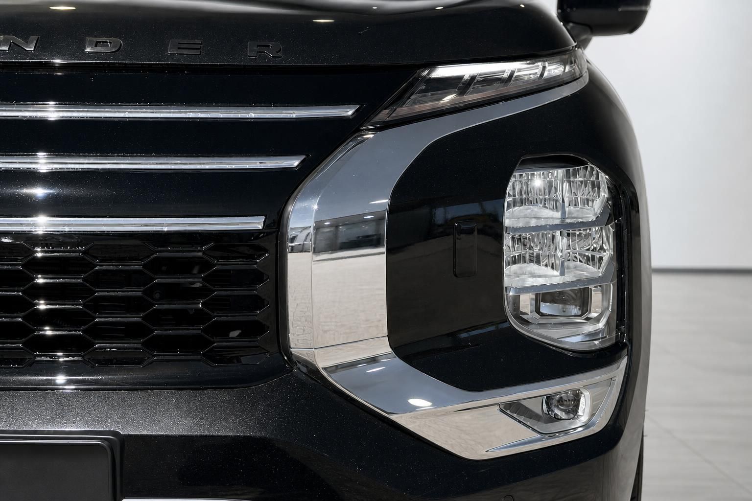 Mitsubishi Outlander Detailaufnahme Frontscheinwerfer und Kühlergrill schwarz
